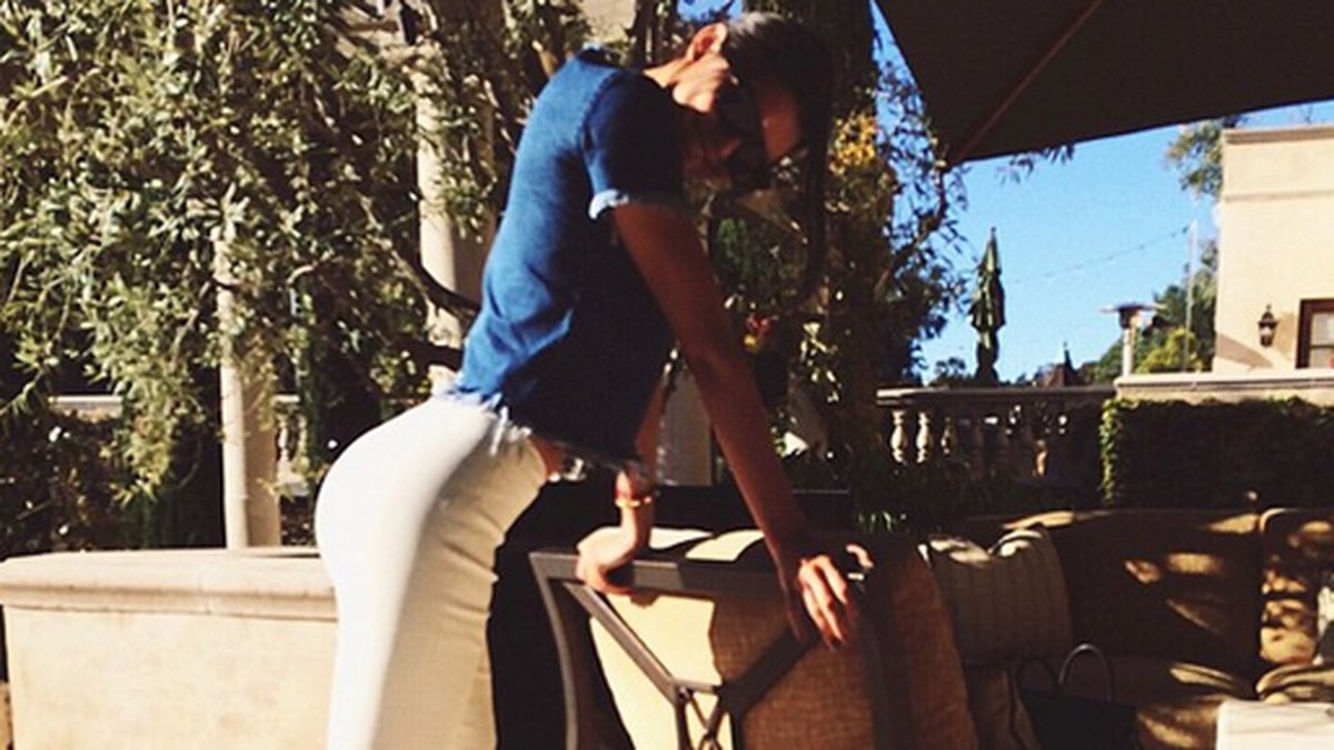 Kendall Jenner kör vita tights. 